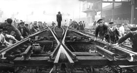„Pociągi” - niezwykła podróż przez historię XX  wieku. Pokaz filmu i spotkanie z Maciejem Drygasem